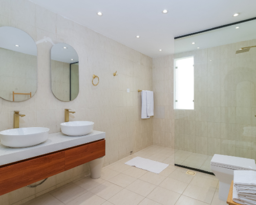 bath facilities available in holiday villas in dubai for rent located in the central neighbourhood of Jumeirah 3, just 2 minutes from Sheikh Zayed Road.